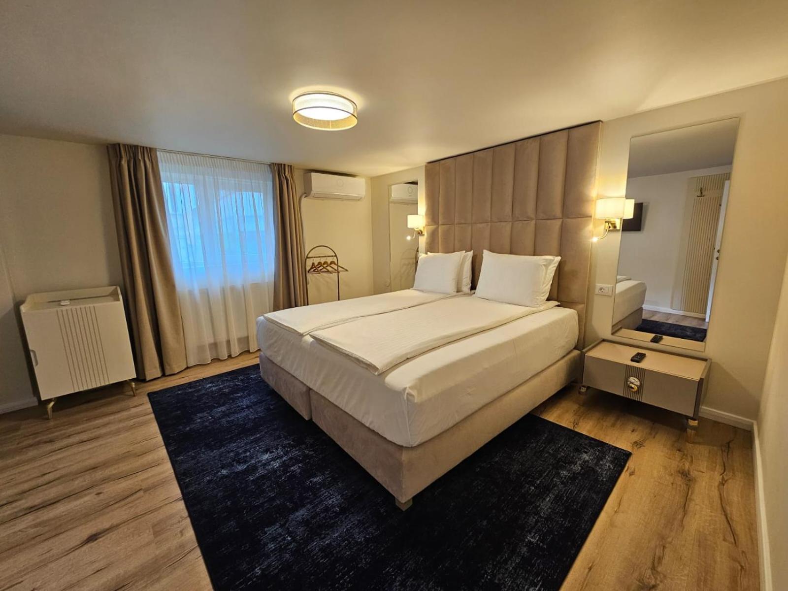 Hotel Queen Râmnicu Vâlcea Eksteriør billede