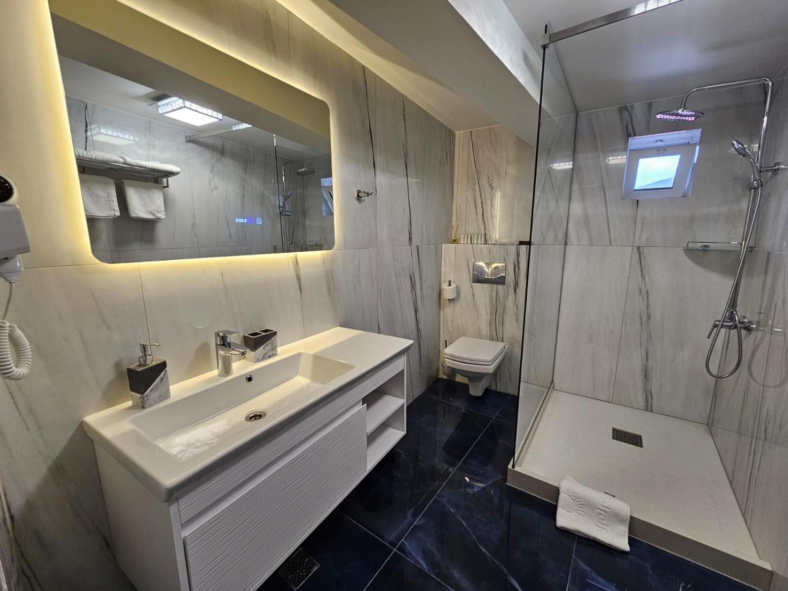 Hotel Queen Râmnicu Vâlcea Eksteriør billede